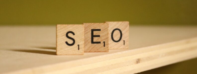 a wooden block that says seo on it